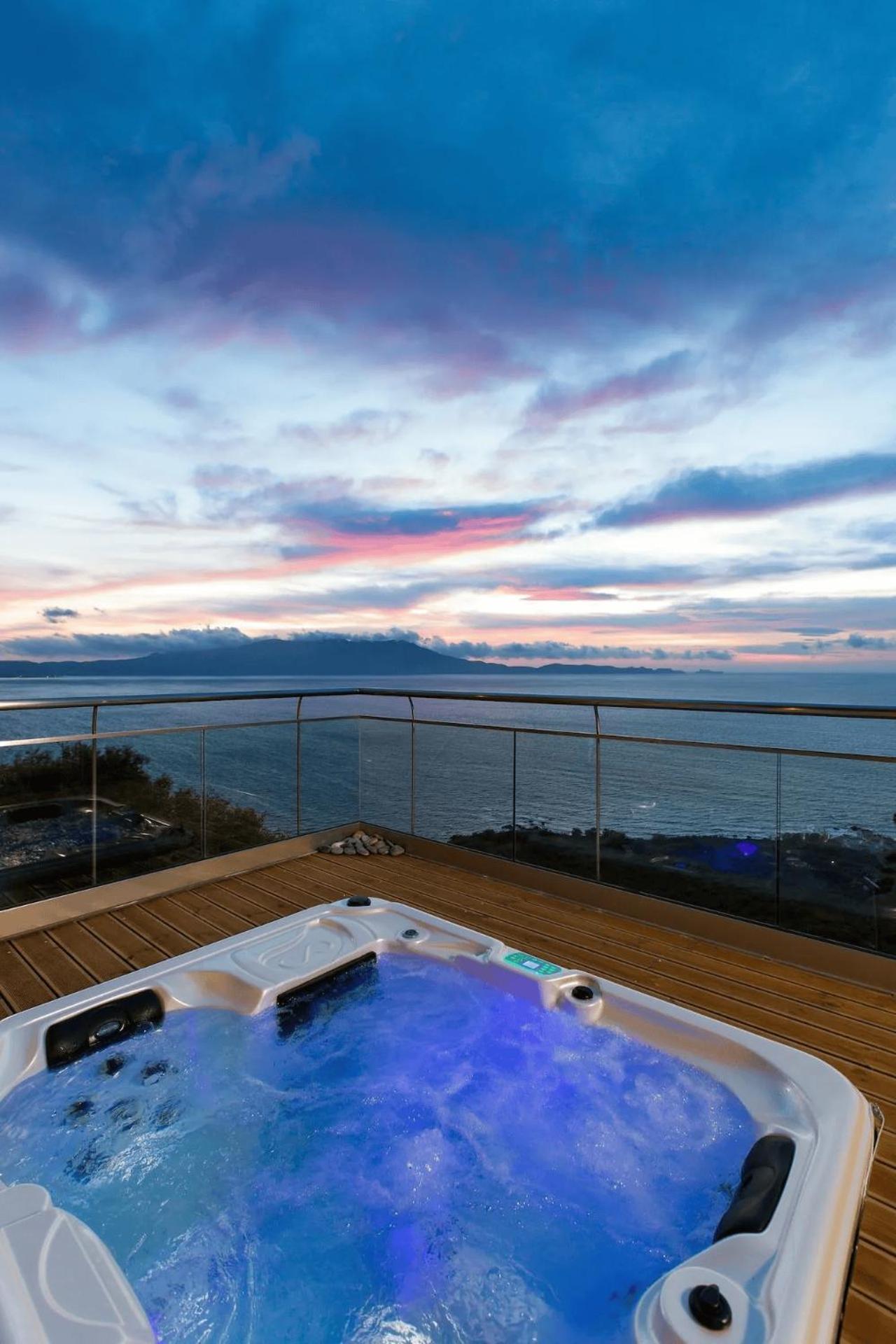 Beachfront Ravdoucha Epavlis Eleni Villa - Pool, Hot Tub, Gym, Sauna, Private Parking, Wifi 干尼亞 外观 照片