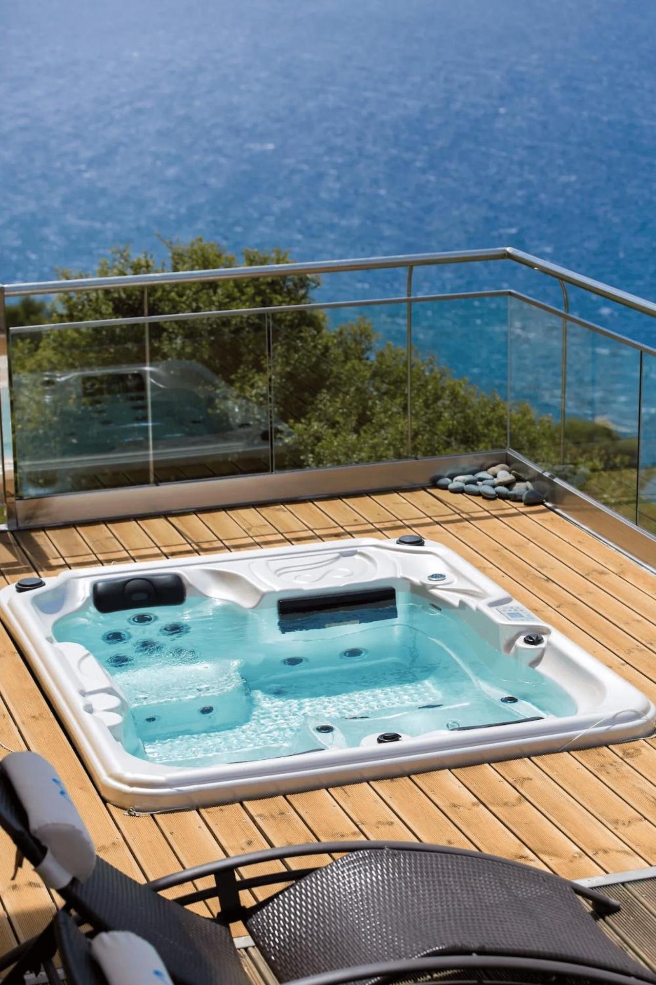 Beachfront Ravdoucha Epavlis Eleni Villa - Pool, Hot Tub, Gym, Sauna, Private Parking, Wifi 干尼亞 外观 照片
